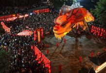 Cina: parata del Pesce Ao a Huangshan per la Festa delle lanterne (2)