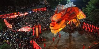 Cina: parata del Pesce Ao a Huangshan per la Festa delle lanterne (2)