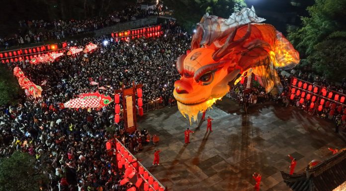 Cina: parata del Pesce Ao a Huangshan per la Festa delle lanterne (2)