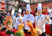 Cina: a Qingdao gara di intaglio dei ravanelli (1)