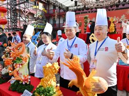 Cina: a Qingdao gara di intaglio dei ravanelli (1)