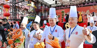 Cina: a Qingdao gara di intaglio dei ravanelli (1)