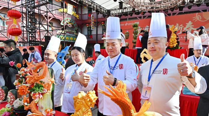 Cina: a Qingdao gara di intaglio dei ravanelli (1)