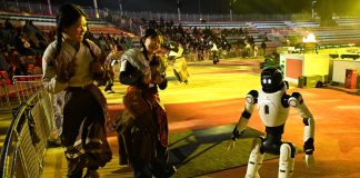 Cina: robot umanoidi si esibiscono in uno spettacolo a Qingdao (1)