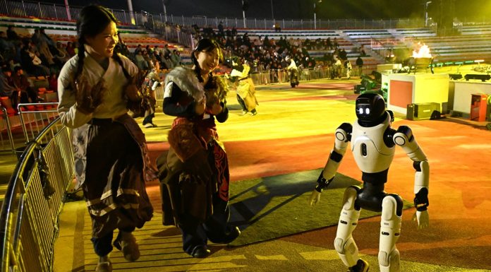 Cina: robot umanoidi si esibiscono in uno spettacolo a Qingdao (1)