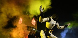 Cina: robot umanoidi si esibiscono in uno spettacolo a Qingdao (2)