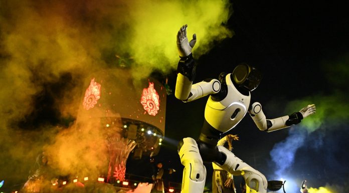 Cina: robot umanoidi si esibiscono in uno spettacolo a Qingdao (2)