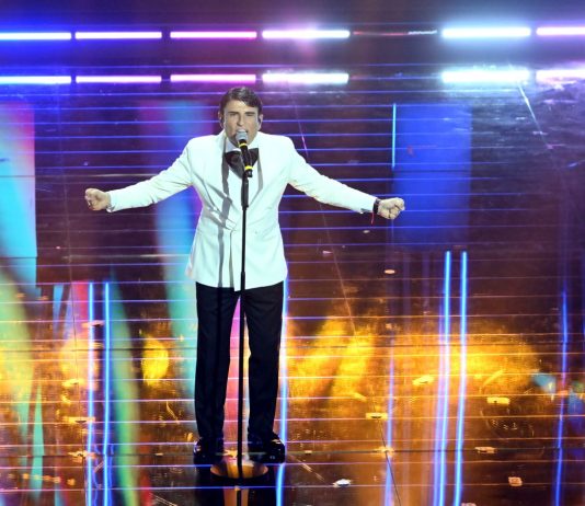 Sanremo, vince Sal Da Vinci. Conti “De Martino condurrà il festival 2027”. Bocelli arriva a cavallo