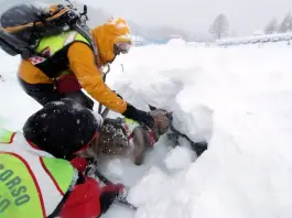 Valanghe sulle montagne friuliane, trovato senza vita il corpo di uno scialpinista a Casera Razzo