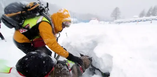 Valanghe sulle montagne friuliane, trovato senza vita il corpo di uno scialpinista a Casera Razzo