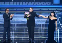 Sanremo al via con un tributo a Pippo Baudo. Omaggio (con refuso) alla nascita della Repubblica. Tiziano Ferro infiamma l’Ariston