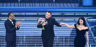 Sanremo al via con un tributo a Pippo Baudo. Tiziano Ferro infiamma l’Ariston