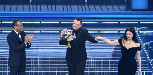 Sanremo al via con un tributo a Pippo Baudo. Tiziano Ferro infiamma l’Ariston