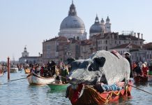 Italia: il Carnevale di Venezia si anima con la parata sull’acqua (1)