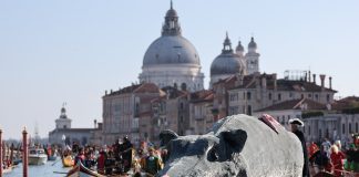Italia: il Carnevale di Venezia si anima con la parata sull’acqua (1)