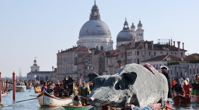 Italia: il Carnevale di Venezia si anima con la parata sull’acqua (1)