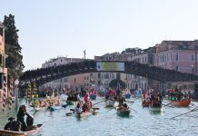 Italia: il Carnevale di Venezia si anima con la parata sull’acqua (2)