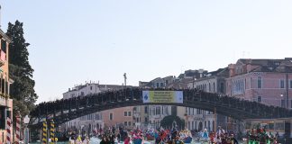 Italia: il Carnevale di Venezia si anima con la parata sull’acqua (2)