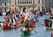 Italia: il Carnevale di Venezia si anima con la parata sull’acqua (3)