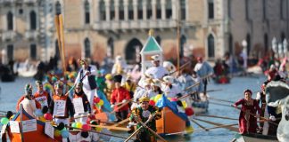 Italia: il Carnevale di Venezia si anima con la parata sull’acqua (3)
