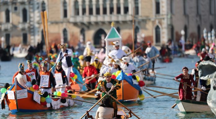 Italia: il Carnevale di Venezia si anima con la parata sull’acqua (3)