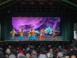 Cina: Zhejiang, opera Wuju anima le campagne in vista della Festa di Primavera (2)