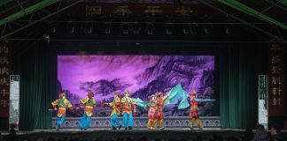 Cina: Zhejiang, opera Wuju anima le campagne in vista della Festa di Primavera (2)