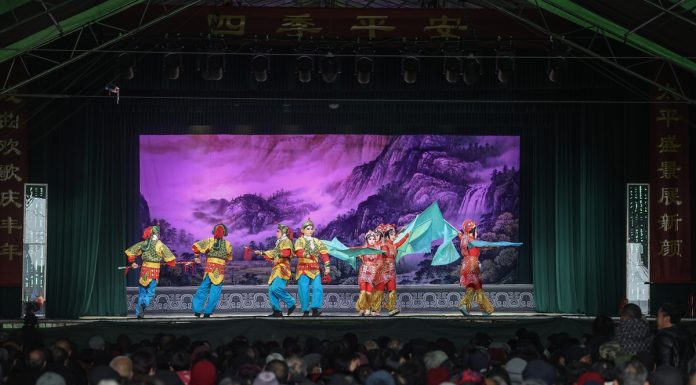 Cina: Zhejiang, opera Wuju anima le campagne in vista della Festa di Primavera (2)