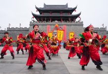 Cina: Wuxi inaugura la fiera del tempio (1)