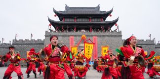 Cina: Wuxi inaugura la fiera del tempio (1)