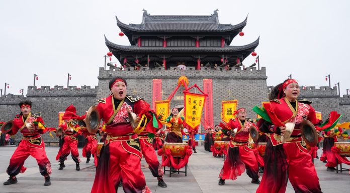 Cina: Wuxi inaugura la fiera del tempio (1)