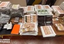 Scoperta a Torre Annunziata una stamperia clandestina di banconote, sequestrati 2,8 milioni di euro