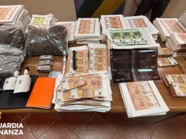 Scoperta a Torre Annunziata una stamperia clandestina di banconote: sequestrati 2,8 milioni di euro / Video