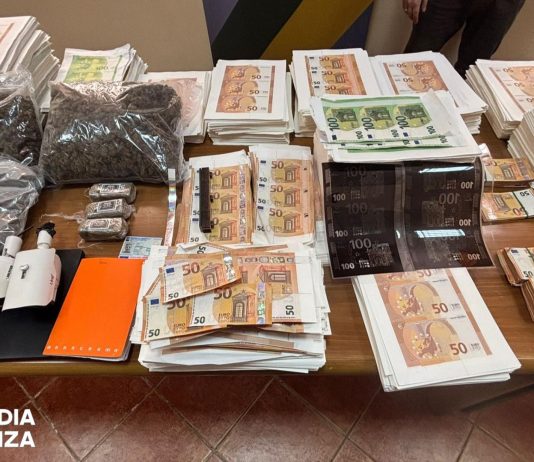Scoperta a Torre Annunziata una stamperia clandestina di banconote, sequestrati 2,8 milioni di euro