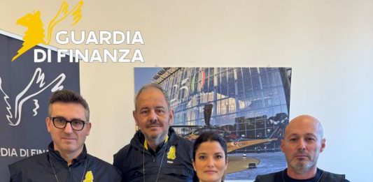 Un corriere ingerisce 100 ovuli di cocaina, fermato all’aeroporto di Ciampino