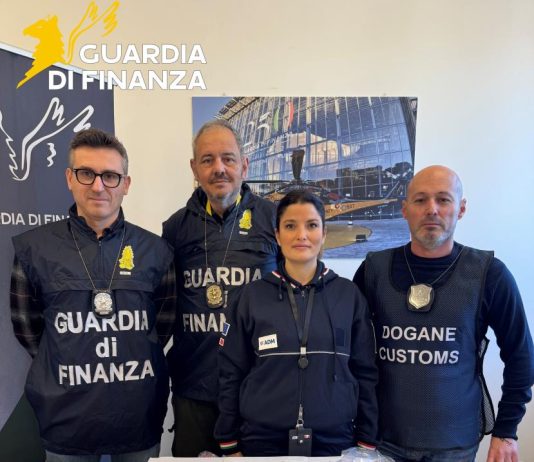 Un corriere ingerisce 100 ovuli di cocaina, fermato all’aeroporto di Ciampino