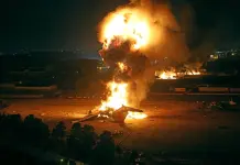 Nuova ondata di raid israeliani su Teheran. Missili e droni dall’Iran negli Emirati Arabi. Araghchi esclude negoziati con gli Usa