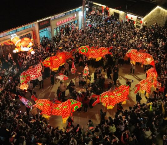Cina, Anhui ospita la tradizionale parata di lanterne a forma di pesce