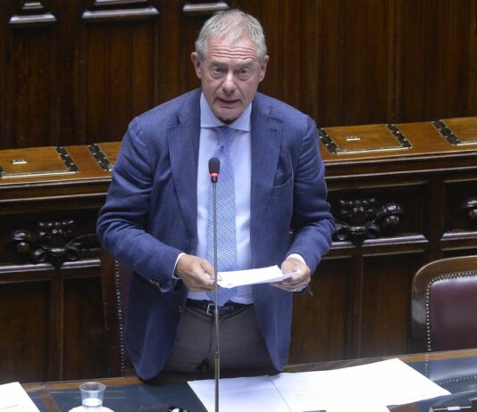 Urso “Ho convocato le compagnie dei carburanti, adeguare subito i prezzi. Aumenti nel settore aereo non giustificati”