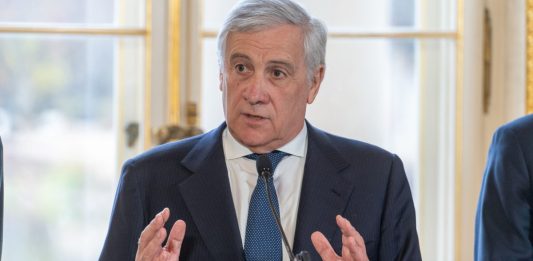 Tajani “Nessuna conferma dell’attacco degli Emirati Arabi all’Iran. Rientrati circa 25 mila italiani, situazione in miglioramento”