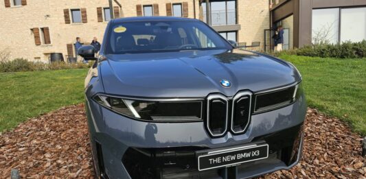 Con la nuova BMW iX3 la casa di Monaco battezza la “Neue Klasse”
