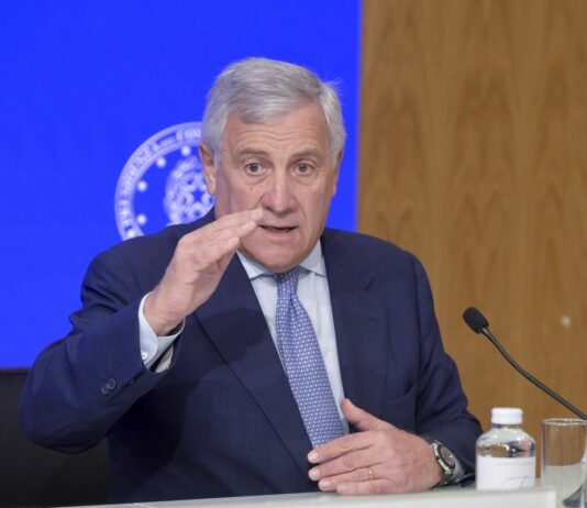 Iran, Tajani “Nessuna trattativa per passaggio navi italiane in Stretto Hormuz”