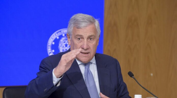Iran, Tajani “Nessuna trattativa per passaggio navi italiane in Stretto Hormuz”