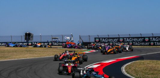 Russell vince la sprint race in Cina davanti a Leclerc e Hamilton