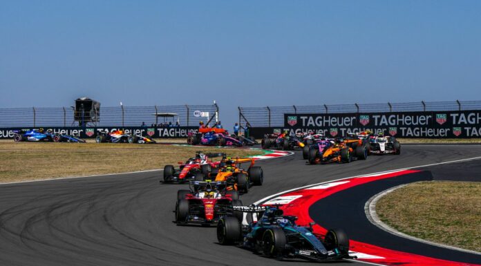 Russell vince la sprint race in Cina davanti a Leclerc e Hamilton