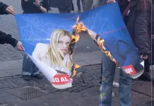 Corteo a Roma, bruciate immagini con Meloni e Nordio