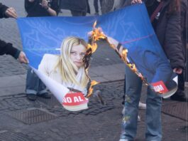 Corteo a Roma, bruciate immagini con Meloni e Nordio