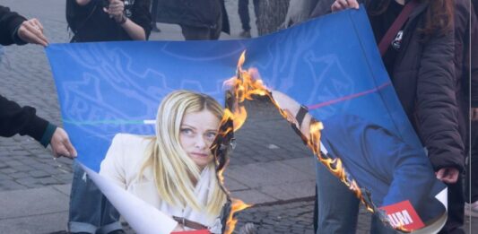 Corteo a Roma, bruciate immagini con Meloni e Nordio
