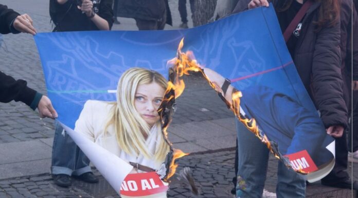 Corteo a Roma, bruciate immagini con Meloni e Nordio