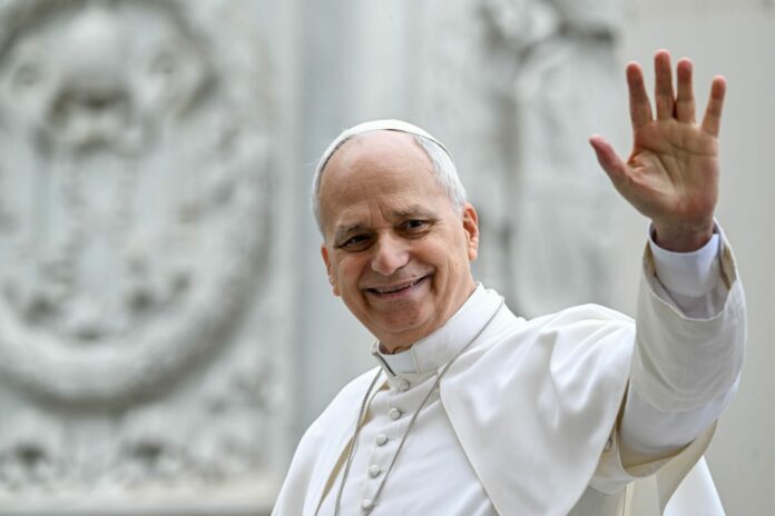 Roma, Papa Leone XIV durante l'udienza generale settimanale in Piazza San Pietro